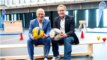 Wollen Olympia in den Norden holen: Hamburgs Bürgermeister Peter Tschentscher (SPD, l) und Schleswig-Holsteins Ministerpräsident Daniel Günther (CDU). 