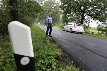 Wollingsts Ortsvorsteher Bernd Beckmann (CDU) wartet schon seit Jahren darauf, dass der marode Abschnitt der Landesstraße zwischen Wollingst und Osterndorf saniert wird. 