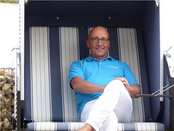 Wollte immer schon an die Nordsee: Rolf Heppler, neuer Kinderarzt in Langen, hat es sich im Strandkorb bequem gemacht. Noch steht dieses Sitzmöbel im heimischen Sulz (Landkreis Rottweil)