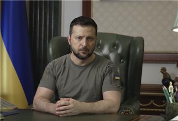 Wolodymyr Selenskyj, Präsident der Ukraine, hält seine nächtliche Videoansprache an die Nation anlässlich des 140. Tages der russischen Invasion von seinem Büro im Mariinsky-Palast aus.