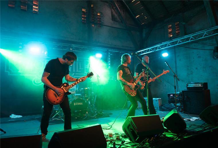 Wolves in Haze brachten die Halle mit ihren harten Riffs zum Zittern und das Publikum zum Rudelheulen.