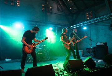 Wolves in Haze brachten die Halle mit ihren harten Riffs zum Zittern und das Publikum zum Rudelheulen.
