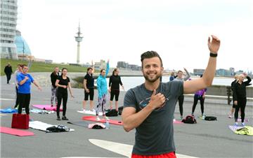 Workout mit Weserblick: Fitnesstrainer Lukas Jaskolka hat mit knapp 100 Menschen Freiluft-Sport auf dem Willy-Brandt-Platz betrieben.