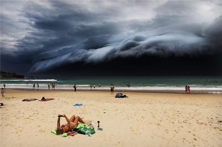World Press Photo: Rohan Kelly aus Australien fotografierte diese impulsante Wolkenwand am Bondi Beach in Australien. Damit gewann er den ersten Preis in der Kategorie "Natur".