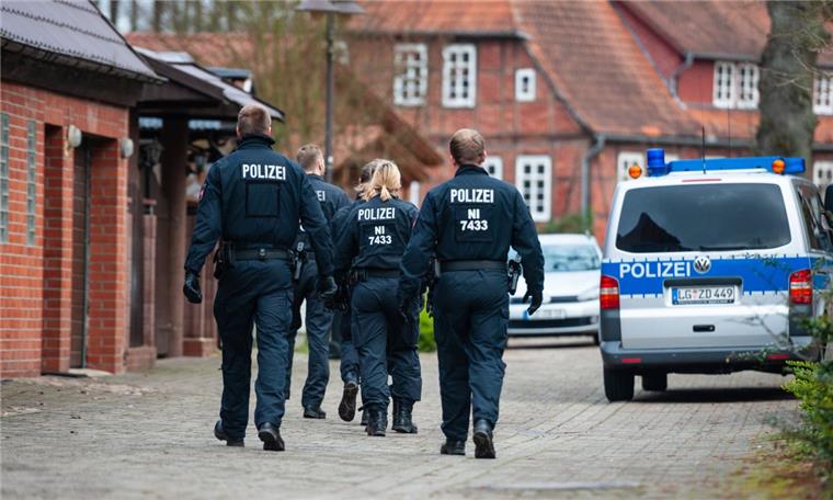Wriedel ( LWriedel (Landkreis Uelzen): Polizisten sind bei einer Razzia wegen des Verdachts des banden- und gewerbsmäßigen Betrugs im Einsatz.andkreis Uelzen): Polizisten sind bei einer Razzia wegen des Verdachts des banden- und gewerbsmäßigen Betrugs im Einsatz.