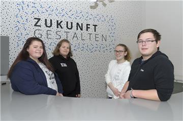 Wünschen sich einen Treffpunkt für Jugendliche in der Innenstadt: Janine Ischt (16), Rebecca Büttner (16), Marie Speckmann (16) und Torben Lütjen (18) (von links).
