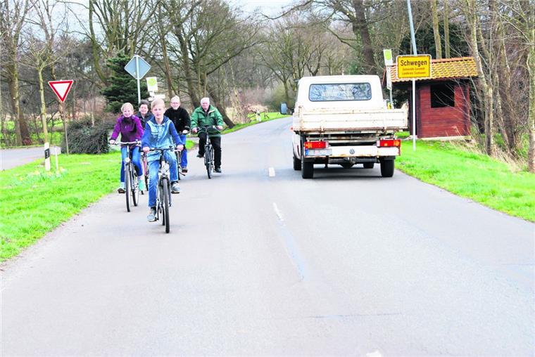 Wünschen sich für die Zukunft einen Radweg an der Kreisstraße durch ihr Dorf (von links): Lina, Kathrin und Arne Tiejen mit Ortsvorsteher Kuno Kück und Gemeinderatsmitglied Heino Rabe (CDU). 