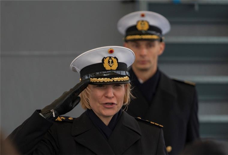 Bianca Seifert salutiert.