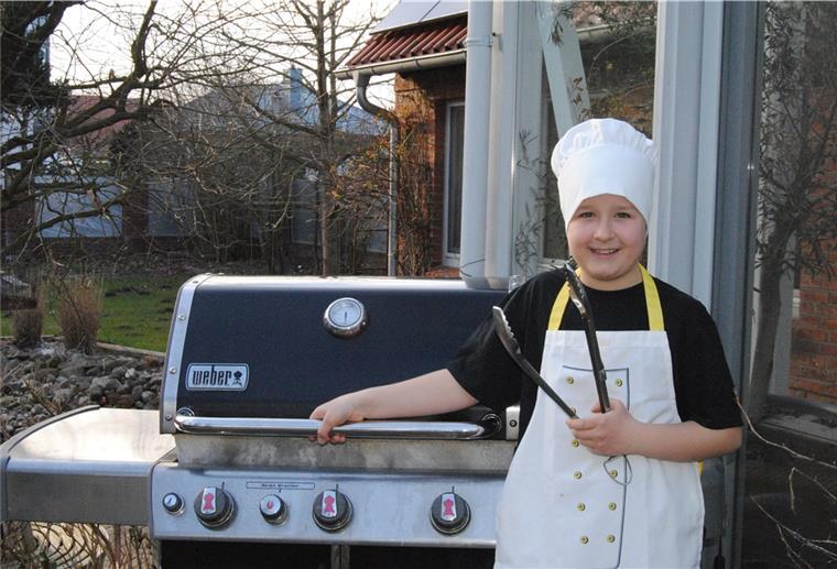 Würstchen für den guten Zweck. Der achtjährige Til Koschuth organisierte eine Spendenaktion für die Ukraine.