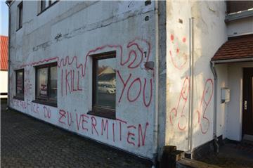 Wüste Drohungen und obszöne Zeichnungen: Die verschmierte Hausfassade im Ortskern von Drangstedt ist für viele Bürger ein Ärgernis. Auch für den Ortsrat.