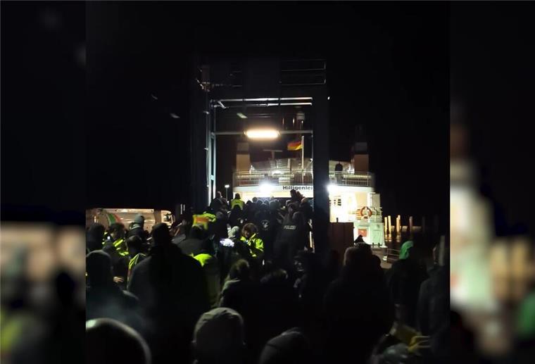 Wütende Bauern hindern Vizekanzler Robert Habeck (Grüne) in Schlüttsiel in Schleswig-Holstein am Verlassen einer Fähre.