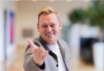 Wurde als Streamer sehr bekannt, arbeitet mittlerweile aber auch im klassischen Fernsehen: Jens „Knossi“ Knossalla.