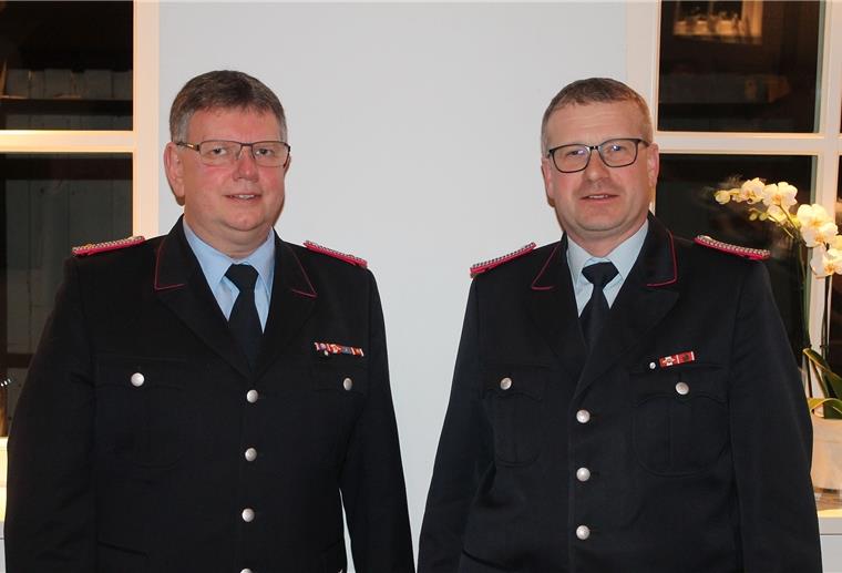 Klein Meckelsen: Schnackenberg und Burfeind dürfen weitermachen Wurden in ihren Ämtern bestätigt: Klein Meckelsens Ortsbrandmeister Thomas Schnackenberg (links) und sein Stellvertreter Volker Burfeind.