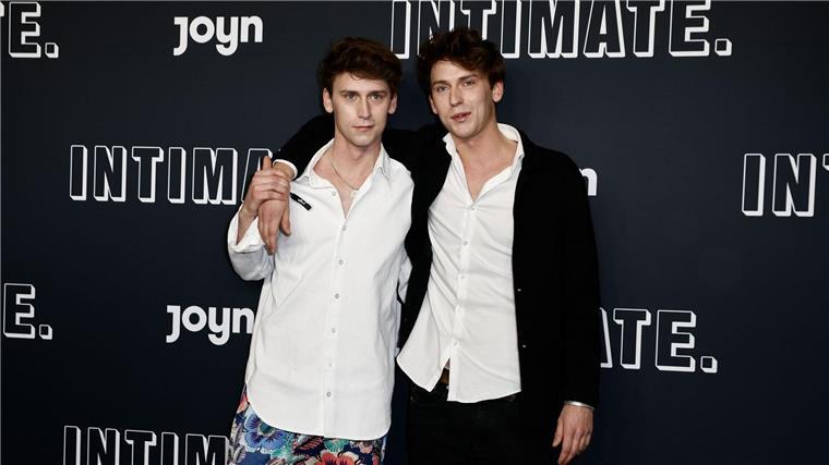Serienmacher Oskar und Emil Belton: Gendern muss sein Wurden unter anderem durch die Comedy-Impro „Die Discounter“ bekannt: Die Zwillinge Oskar Belton (l) und Emil Belton (r) (Archivbild).