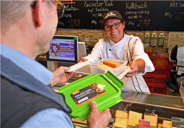 Wurst und Fleisch ohne Verpackung im Supermarkt einkaufen: Das geht jetzt auch in Bremerhaven.