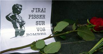 Wut und Trauer: Nicht nur in Brüssel legten die Menschen Blumen ab, um der Opfer und Toten in Brüssel zu gedenken. 
"J'Irai Pisser Sur Vos Bombes» (Ich werde auf eure Bomben pissen)  steht auf einem Zettel, den ein Passant  vor der belgischen Botschaft in Berlin abgelegt hat. 