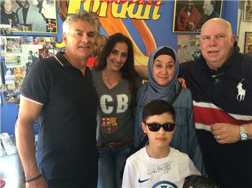 Wynton Rufer (links) freut sich darüber, endlich mal wieder Wally Kruso (rechts) sehen zu können. Auch Krusos Familie - Ehefrau Derya, Neffe Mert Aratmann und Schwiegermutter Necla Aratman - begrüßt den Besuch aus Neuseeland.