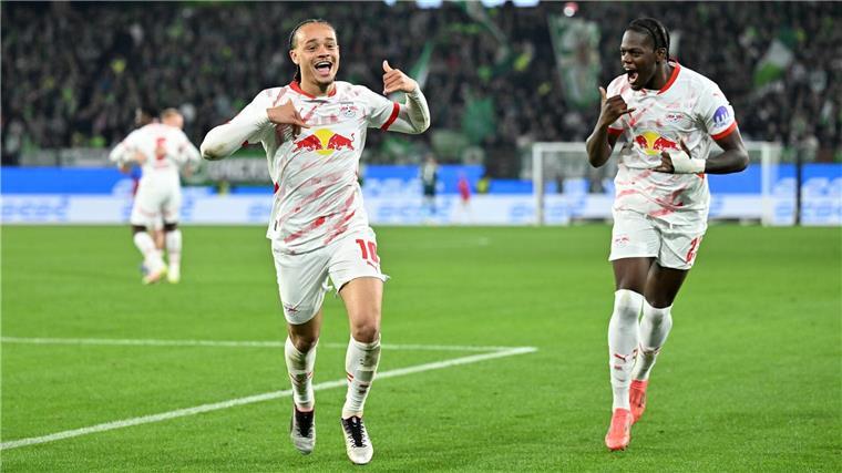 Löw schlägt Ex-Chef: Leipzig siegt auch in Wolfsburg Xavi Simons (l) jubelt über sein zweites Tor.