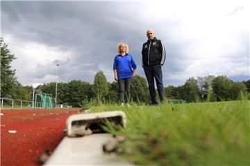 Xenia Köstergarten, Vorstandsmitglied JFV Staleke, und Julian Berndt (FC Hagen/Uthlede), setzen sich für einen Kunstrasenplatz in Hagen ein. Außerdem muss die Sprintbahn mit der kaputten Regenrinne saniert werden.  
