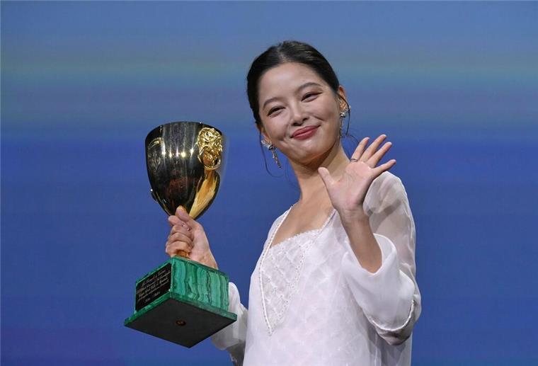 Goldener Löwe in Venedig für Jim Jarmusch Xin Zhilei mit ihrer Auszeichnung.