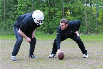 Yannick Sarnow (rechts) teilt als Trainer der Black Angels sein Wissen mit Spielern wie Leon Heckel.