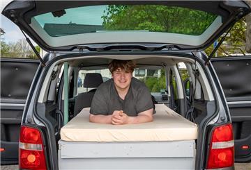 Yannick Szabó (Bremerhaven) hat einen VW Touran selbst umgebaut, wird ab Juni damit zwei Monate durch Skandinavien fahren - und immer in seinem Auto schlafen.