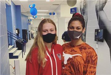 Yara Hierath (links) und die starke Frankfurter Brustschwimmerin Anna Elendt, die ebenfalls in den USA studiert und für ihr College aus Texas gestartet ist. 