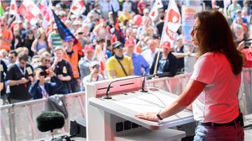 Yasmin Fahimi, DGB-Vorsitzende, spricht bei der Hauptkundgebung des Deutschen Gewerkschaftsbundes (DGB) zum 1. Mai.