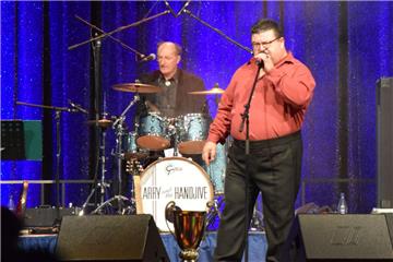 Yavuz Seymann überzeugte mit seinen vorgetragenen Songs „Trouble“ von Elvis Presley und “When you´re smiling” von Dean Martin. Er gewann den Sängerwettstreit.