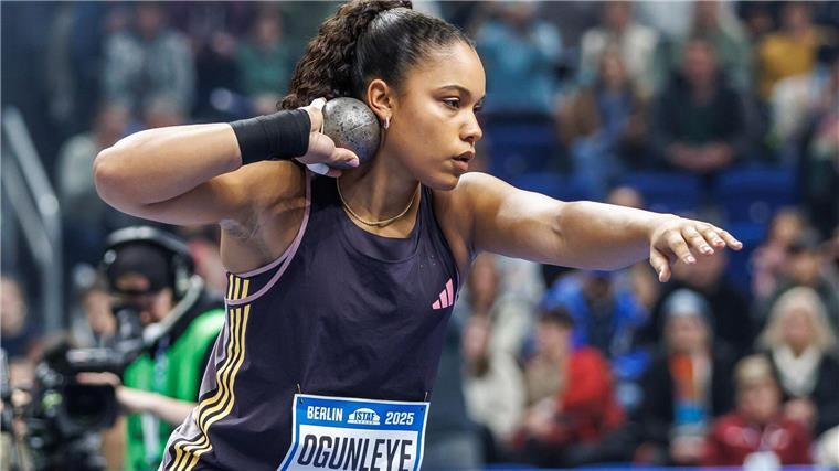 Yemisi Ogunleye siegt beim Kugelstoßen überlegen.