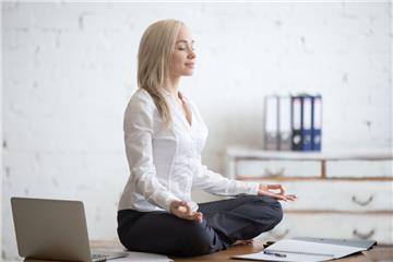 Yoga geht auch im Büro. Mit ein paar Übungen kommst du entspannt durch den Tag.