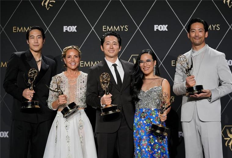 Drei große Abräumer und viel Nostalgie bei den Emmys Young Mazino (l-r), Maria Bello, Steven Yeun, Ali Wong und Joseph Lee sind die Gewinner des Preises für die herausragende limitierte oder Anthologieserie für „Beef“.