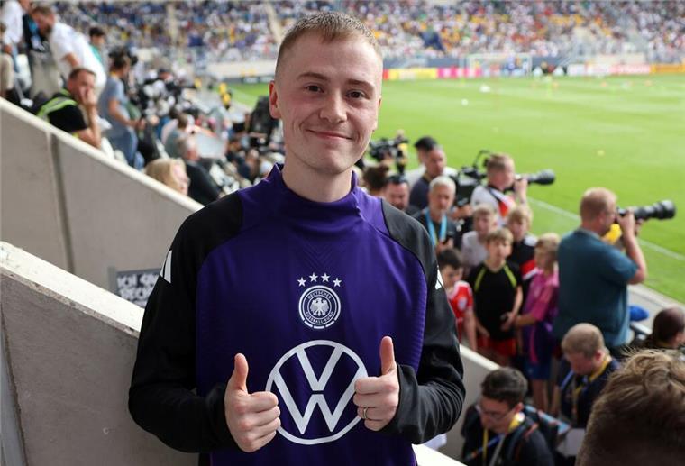 YouTuber Wildhage - hier bei einer Aktion 2024 in einem Fußballstadion - hat sich ein Bundesverdienstkreuz gekauft. (Archivbild)