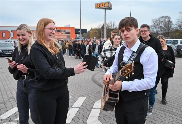 Yunus Can (rechts) unterhält die wartenden Alligatoah-Fans vor der Stadthalle.