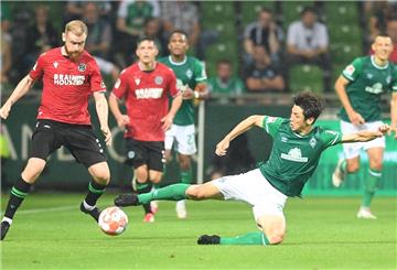 Fußball: 2. Bundesliga, Werder Bremen - Hannover 96, 1. Spieltag im wohninvest Weserstadion. Werders Yuya Osako (r) versucht Hannovers Bo Niklas Hult den Ball abzunehmen.