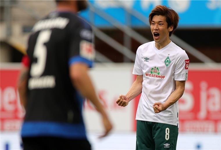 Fußball: Bundesliga, SC Paderborn 07 - Werder Bremen, 31. Spieltag in der Benteler-Arena. Bremens Yuya Osako feiert sein Tor zum 0:2. 