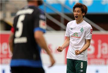 Fußball: Bundesliga, SC Paderborn 07 - Werder Bremen, 31. Spieltag in der Benteler-Arena. Bremens Yuya Osako feiert sein Tor zum 0:2. 