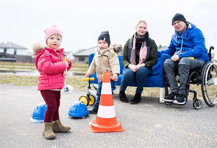 Yvonne und Marvin Holst mit ihren Kindern Fiete und Lotta vor dem Baugrundstück.
