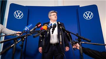 Zähe Verhandlungen: VW-Verhandlungsführer Arne Meiswinkel vor dem Beginn der Beratung mit der IG Metall.