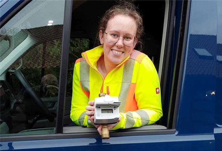Zählerkoordinatorin Vivian Grimes zeigt den neuen digitalen Wasserzähler, der nach und nach in allen Haushalten des Versorgungsgebiets Einzug halten soll.