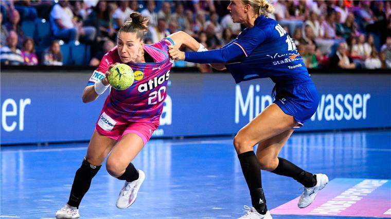 Zählt zu den Stützen im DHB-Team: Rückraum-Ass Emily Vogel. (Archivbild)