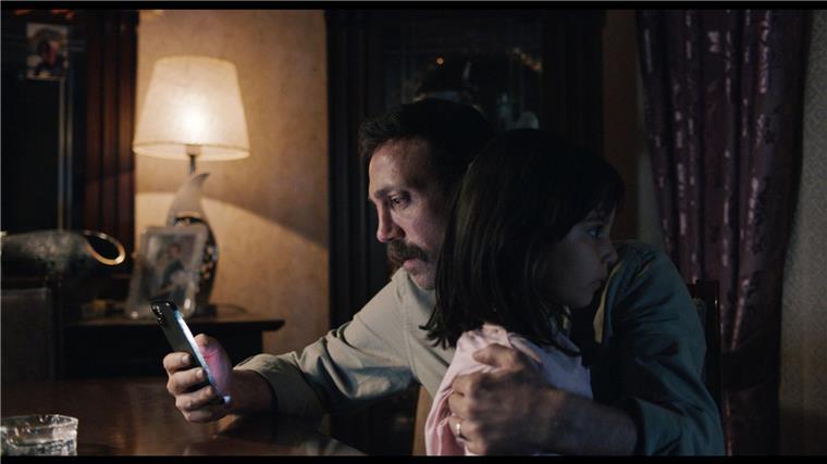 Die Filmstarts der Woche Zafer (Ahmet Varli) mit seiner Tochter Melek (Cagla Yurga).
