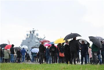 Zahlreiche Angehörige warten in Wilhelmshaven auf die Fregatte „Hessen“.