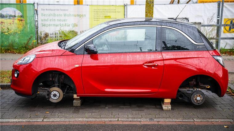 Unbekannte zerstechen Reifen von mehr als 260 Autos Zahlreiche Autofahrer und -fahrerinnen haben jüngst eine böse Überraschung erlebt: Am Fahrzeug waren Reifen zerstochen.