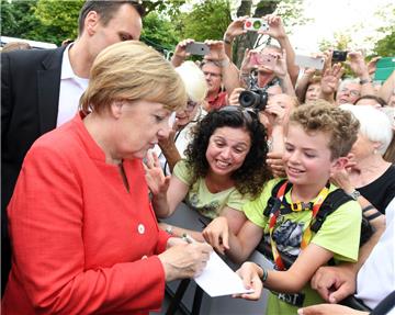Zahlreiche Autogramme musste Bundeskanzlerin Angela Merkel in Cuxhaven geben.