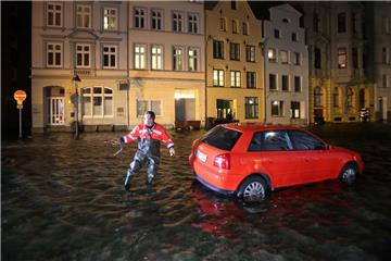 Zahlreiche Autos mussten in der Nacht  - auch in Lübeck - abgeschleppt werden. 