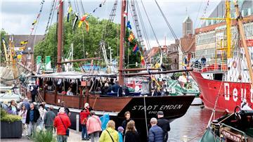 Zahlreiche Besucher gehen während der Emder Matjestage an historischen Schiffen am Delft vorbei.