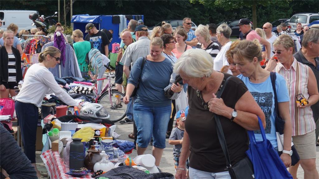 Zahlreiche Besucher kamen für den Flohmarkt nach Nordholz. 
