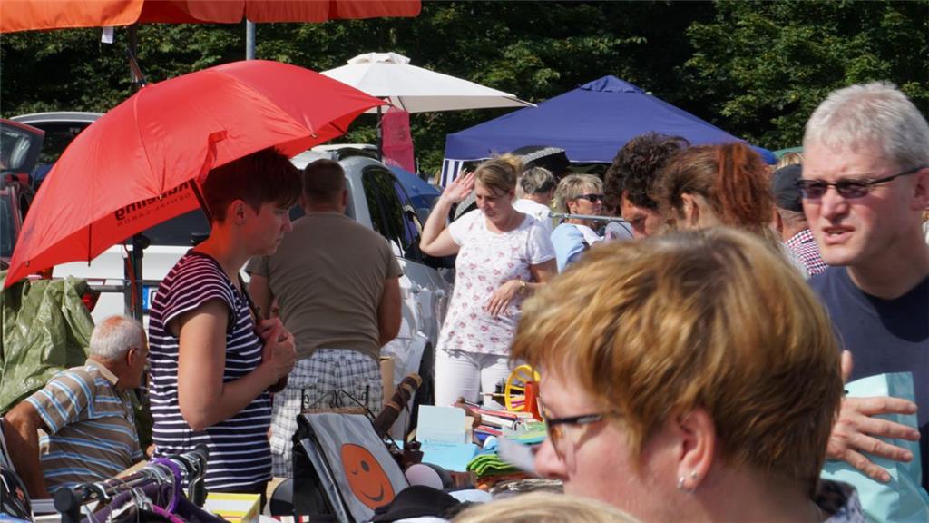 Zahlreiche Besucher kamen für den Flohmarkt nach Nordholz. 