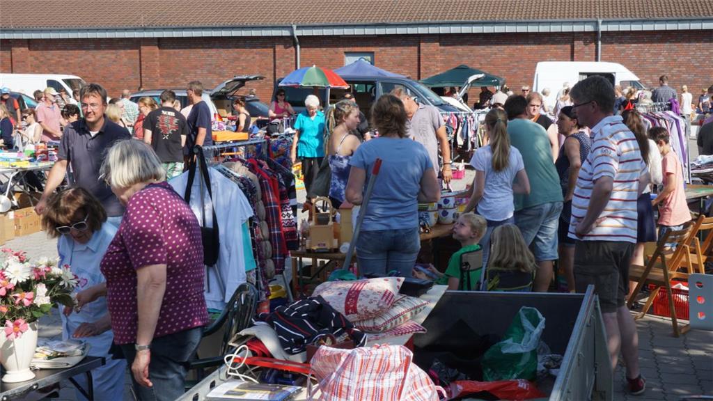Zahlreiche Besucher kamen für den Flohmarkt nach Nordholz. 
